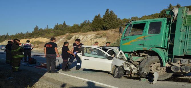 Aliağa'da Otomobil Kamyonun Altına Girdi: 3 ölü