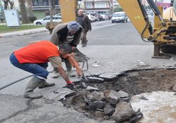 Belediye İZSU Sorun Çözüyor 