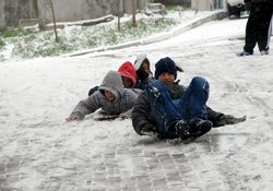 Aliağa Güne Karla Uyandı